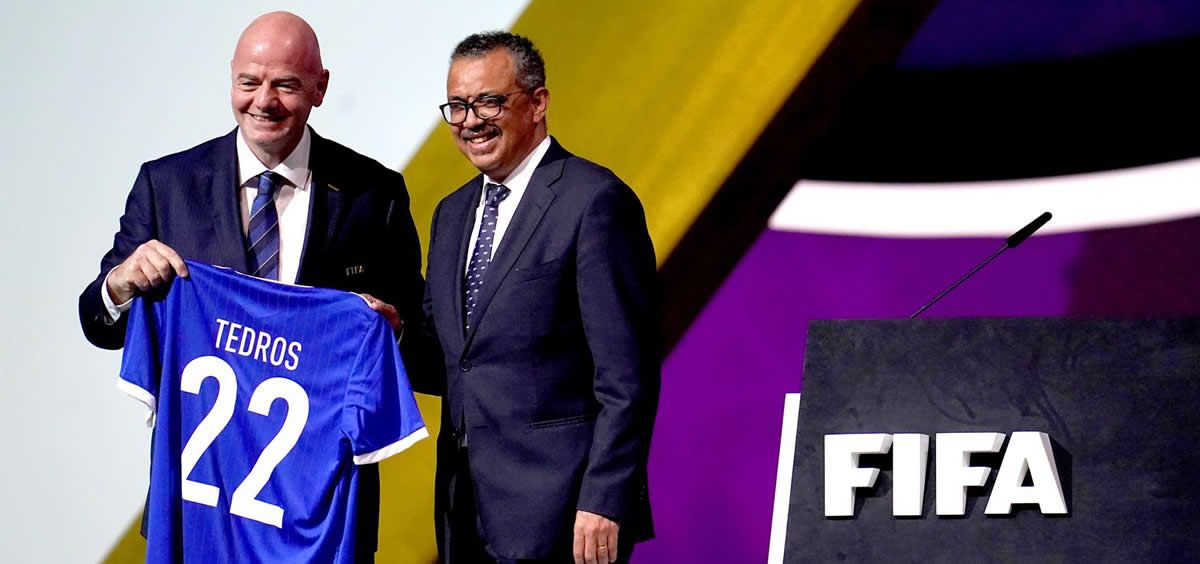 El presidente de la FIFA, Gianni Infantino, entrega al director general de la OMS, Tedros Adhanom Ghebreyesus, una camiseta durante el 72º Congreso de la FIFA celebrado en Qatar (Foto: Europa Press)