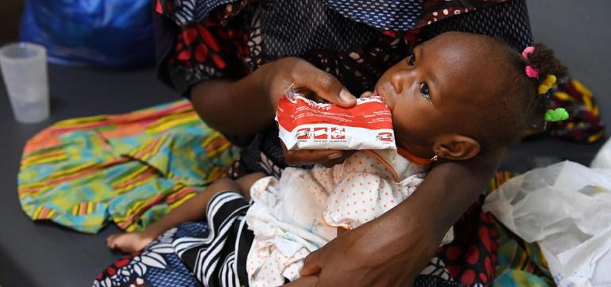 Mariam, de 12 meses, recibe un tratamiento alimentario terapéutico listo para usar en Burkina Faso (Foto. UNICEF/UN0640824/Dejongh)