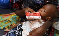 Mariam, de 12 meses, recibe un tratamiento alimentario terapéutico listo para usar en Burkina Faso (Foto. UNICEF/UN0640824/Dejongh)