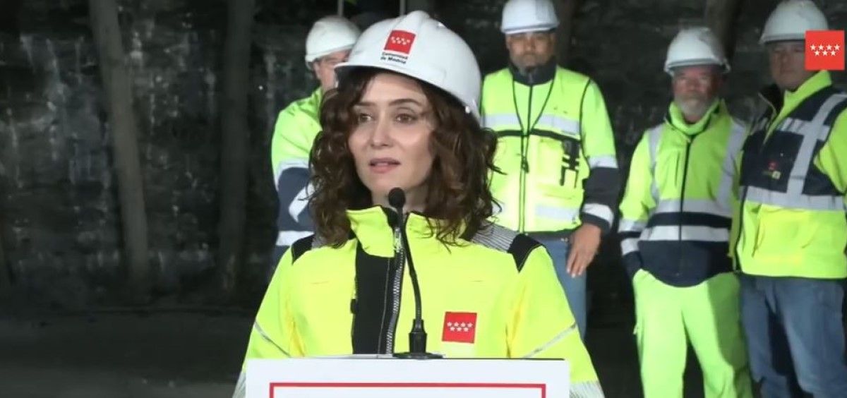 La presidenta de la Comunidad de Madrid, Isabel Díaz Ayuso, durante la visita a las obras de ampliación de la línea 3 del Metro de Madrid. (Foto. Comunidad de Madrid)