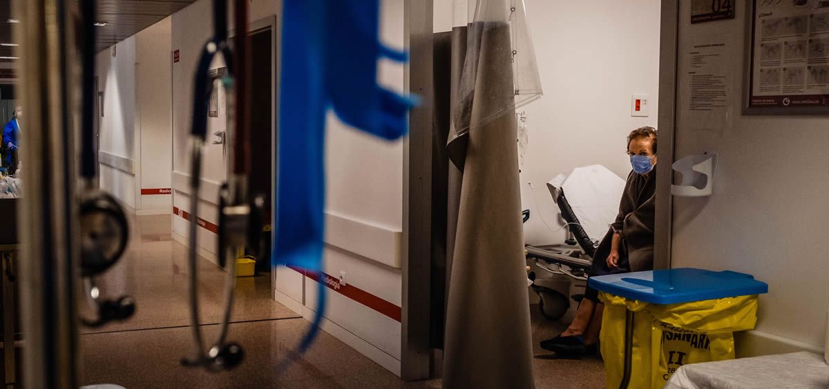 Paciente esperando en un box de un hospital Ribera