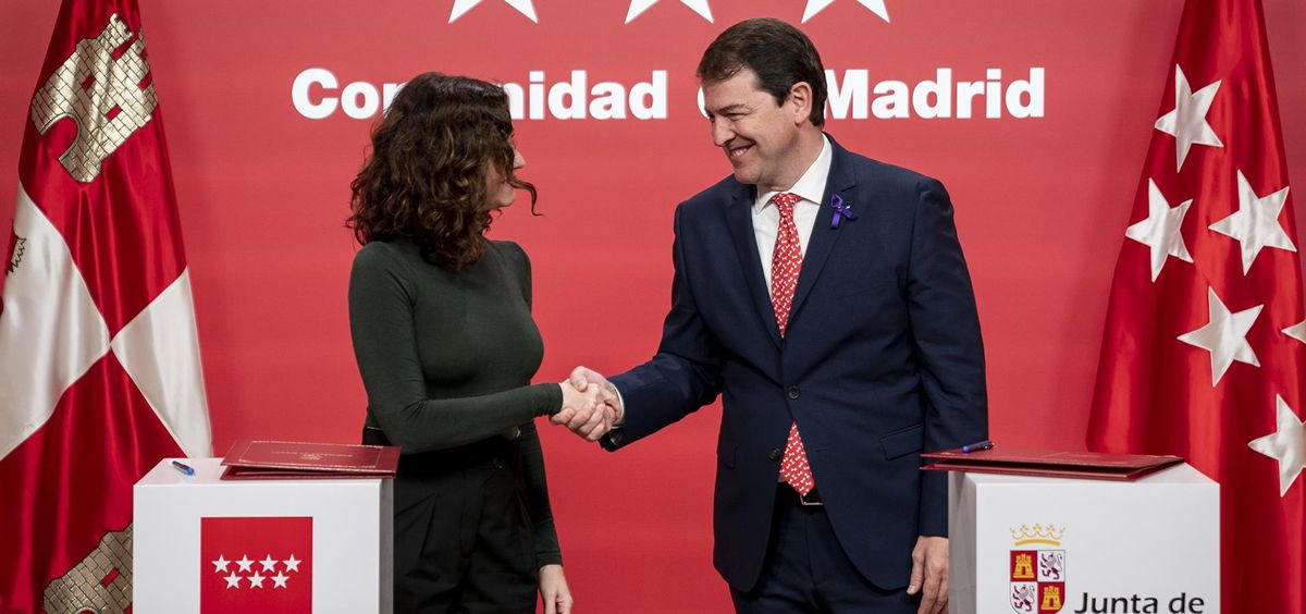 Isabel Díaz Ayuso y Alfonso Fernández Mañueco en la sede de la Comunidad de Madrid (Foto: Europa Press)