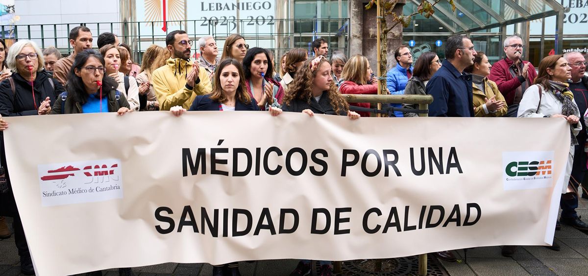 Concentración de médicos de Atención Primaria frente a la sede del Gobierno de Cantabria (Foto: