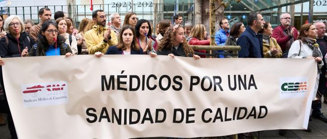 Concentración de médicos de Atención Primaria frente a la sede del Gobierno de Cantabria (Foto: 