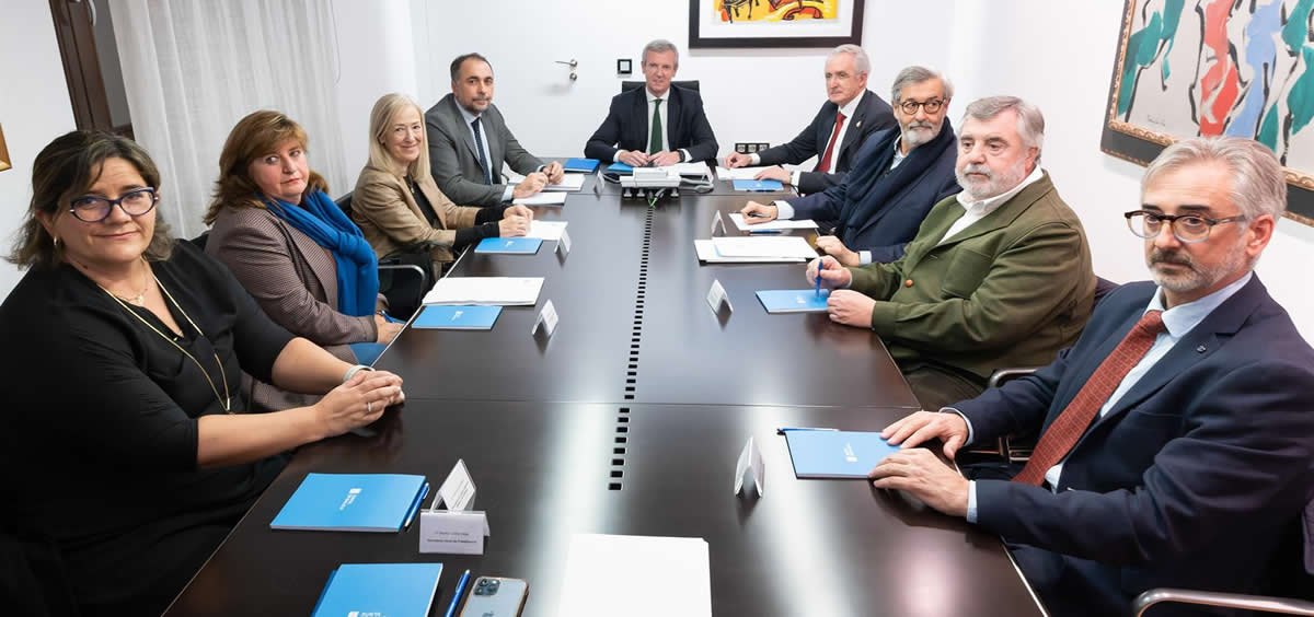 El presidente de la Xunta, Alfonso Rueda, y el consejero de Sanidad, Julio García Comesaña, en una reunión con el Consello Galego de Colexios Médicos (Foto. Xunta)