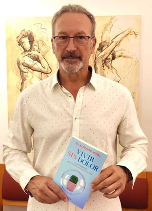 El doctor Alfonso Vidal presenta su nuevo libro (Foto. Quirónsalud)