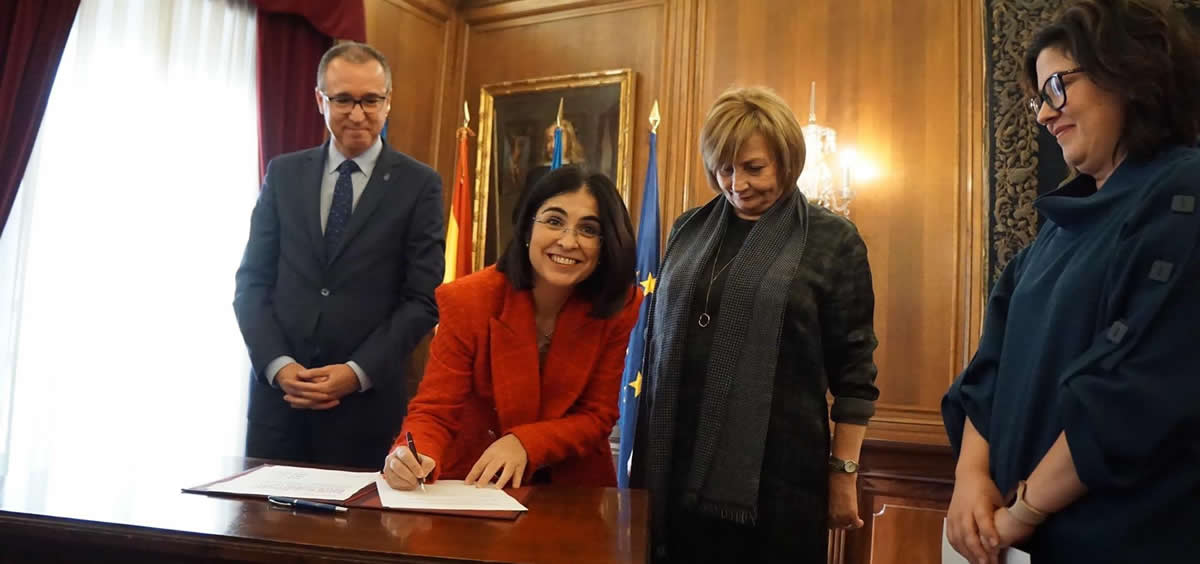 Firma del documento suscrito este miércoles en el Salón de Recepciones del Ayuntamiento de Avilés (Foto: Ayuntamiento Avilés)