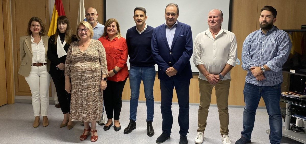 El Consejero de Sanidad de Canarias, Blas Trujillo, junto con los representantes sindicales de la Mesa Sectorial. (Foto. Gobierno de Canarias)