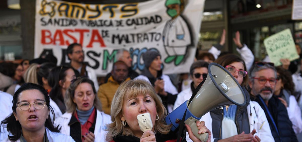 Protesta de profesionales con pancartas de Amyts en Madrid (Foto: Fernando Sánchez / EP)