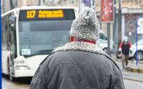 Un hombre mayor pasea por la calle durante una jornada de frío (Foto: Freepik)