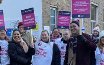 Huelga de enfermeras en el Reino Unido. En la foto, enfermeras del Hospital Great Ormond Street de Londres. (Foto. Tw @nilufer erdem)
