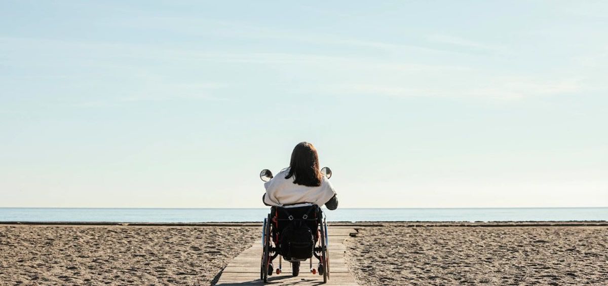 Mujer en silla de ruedas (Foto: Freepik)