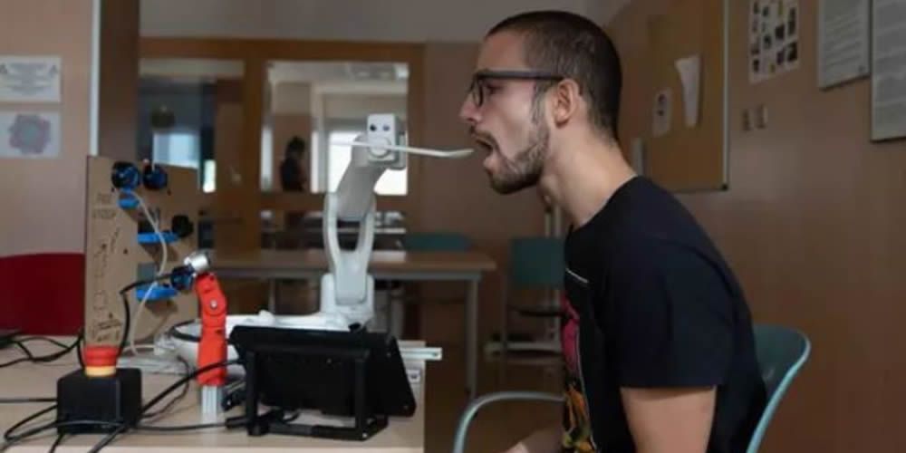 Obi, proyecto robot para dar de comer a pacientes 