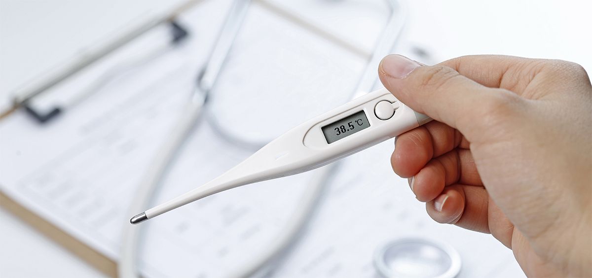 Una doctora con un termómetro que marca una temperatura de 38,5, fiebre (Foto. Freepik)