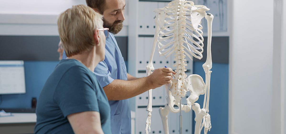 Una paciente de osteoporosis en consulta médica (Foto. Freepik)