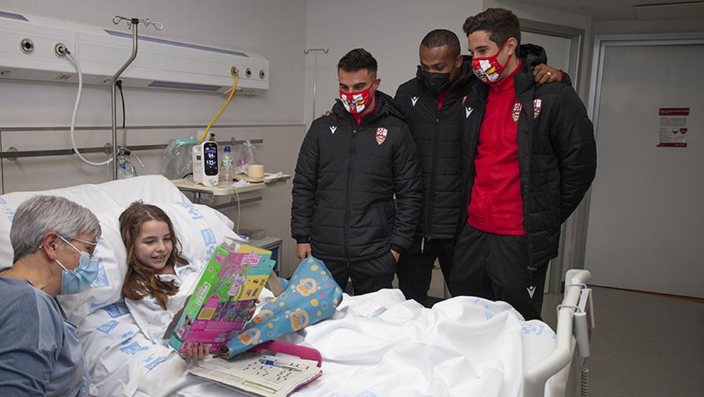 Los jugadores del Logroño visitan a los niños del San Pedro