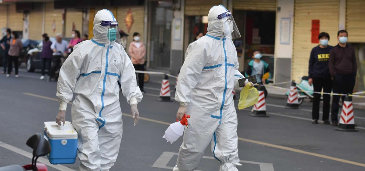 Trabajadores sanitarios de China en la localidad de Fuyang durante la pandemia de coronavirus (Foto: Sheldon Cooper/SOPA Images via Z / DPA)