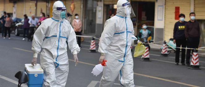 Trabajadores sanitarios de China en la localidad de Fuyang durante la pandemia de coronavirus (Foto: Sheldon Cooper/SOPA Images via Z / DPA)