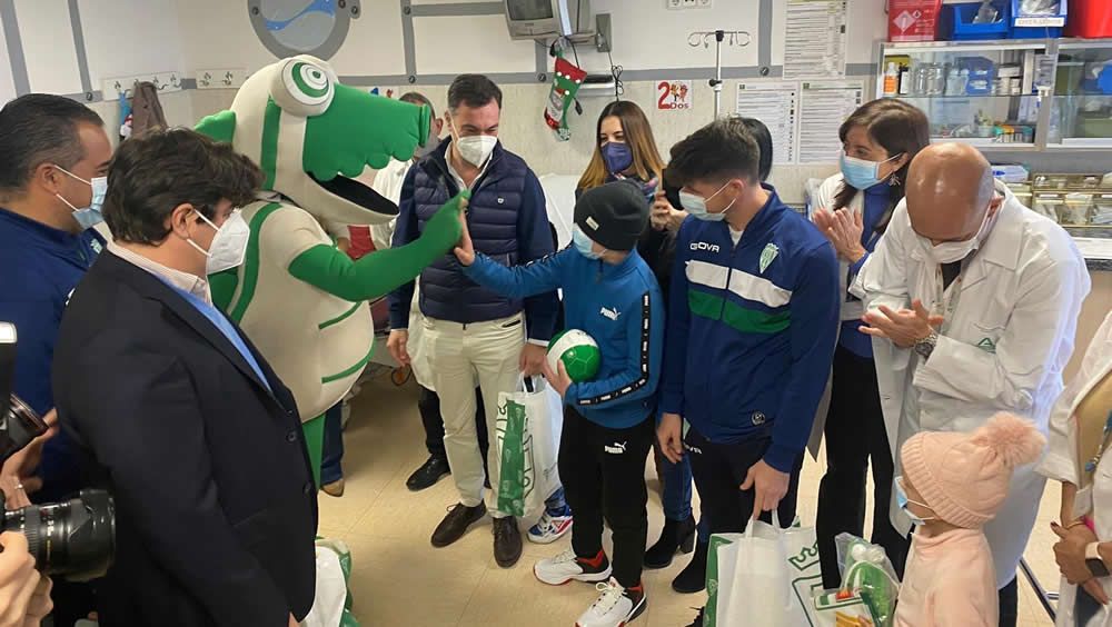 El Córdoba CF visita a los niños del Hospital Reina Sofía