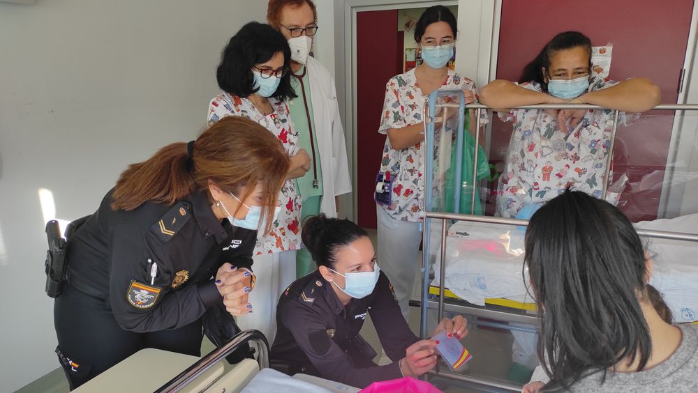 La Policía Nacional visita a los niños de Hospital de Fuenlabrada