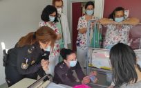 La Policía Nacional visita a los niños de Hospital de Fuenlabrada