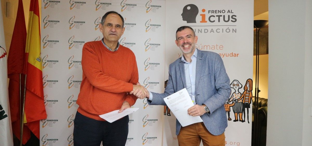 El Dr. José Polo y Julio Agredano firman un convenio de colaboración entre Semergen y la Fundación Freno al Ictus. (Foto. Semergen)