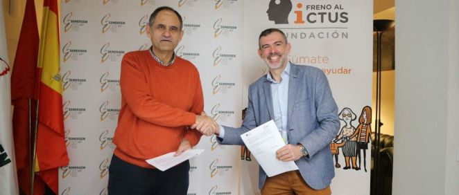 El Dr. José Polo y Julio Agredano firman un convenio de colaboración entre Semergen y la Fundación Freno al Ictus. (Foto. Semergen)