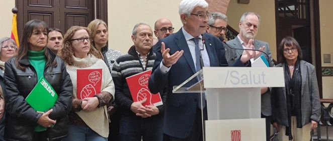 El consejero de Salud de Cataluña, Manel Balcells, junto a los representantes patronales y sindicales. (Foto. Europa Press)