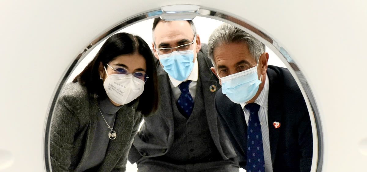 Carolina Darias, Miguel Ángel Revilla y Raúl Pesquera en el Hospital Tres Mares