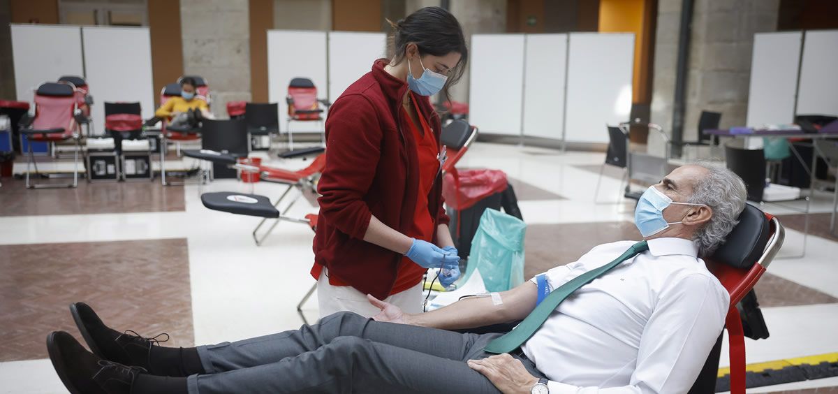 El consejero de Sanidad, Enrique Ruiz Escudero, dona sangre en el dispositivo activado en la Real Casa de Correos (Foto. Comunidad de Madrid)