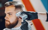 Hombre cortándose el pelo (Foto: Freepik)