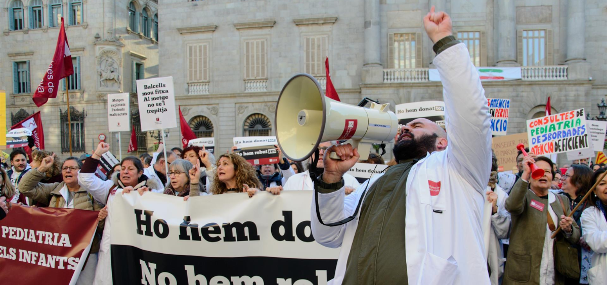 Médicos protestan en la plaza Sant Jaume de Barcelona en la segunda jornada de huelga de facultativos. (Foto: EP)