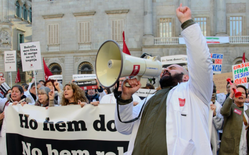 Un millar de médicos catalanes arrancan frente a la Generalitat la segunda jornada de huelga
