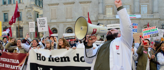 Médicos protestan en la plaza Sant Jaume de Barcelona en la segunda jornada de huelga de facultativos. (Foto: EP)