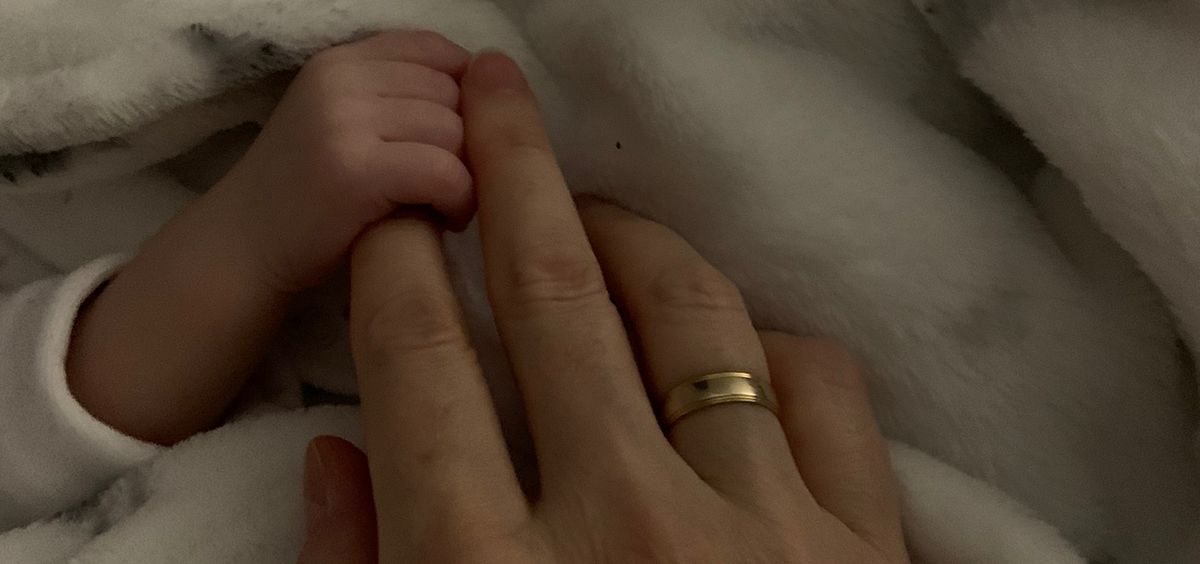 La mano de Cristina Benítez y de su hijo, nacido tras cinco abortos y el diagnóstico de celiaquía (Foto. Cedida)