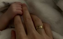 La mano de Cristina Benítez y de su hijo, nacido tras cinco abortos y el diagnóstico de celiaquía (Foto. Cedida)