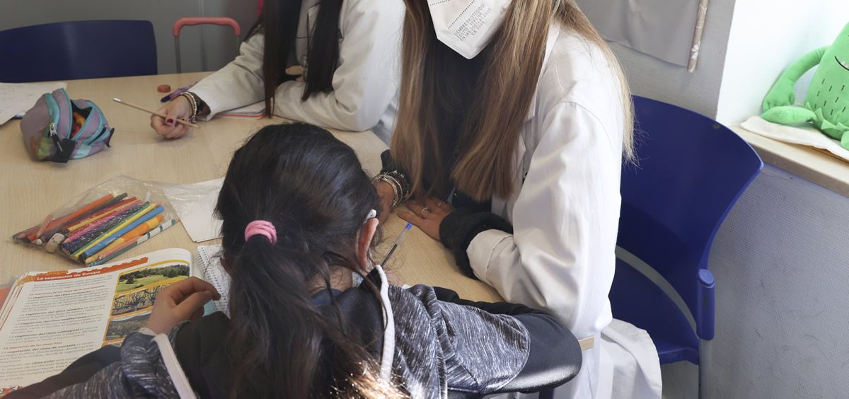 Una niña recibe clases escolares en el hospital (Foto. H. Niño Jesús)