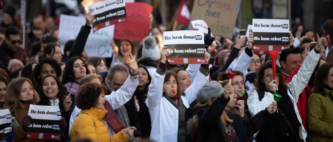 Personas protestan durante la manifestación del sindicato Médicos de Cataluña (MC) (Foto: EP)