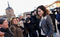 La presidenta de la Comunidad de Madrid, Isabel Díaz Ayuso, en visita a Alcalá de Henares. (Foto: CAM)