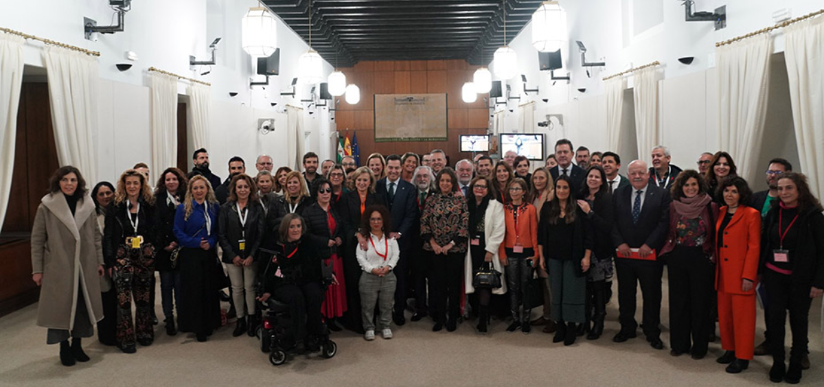 El presidente andaluz y la consejera de Salud posan junto a representantes de colectivos y agentes sociales. (Foto: Junta de Andalucía)