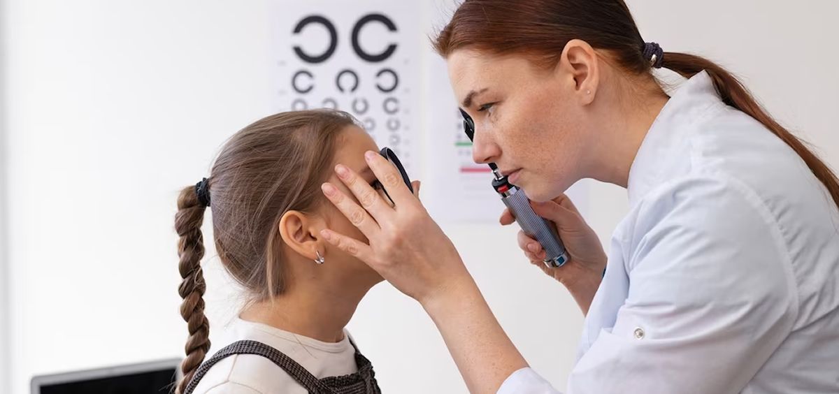 Los oftalmólogos instan a desestimar la inclusión de la figura del óptico-optometrista en Primaria. (Foto: Freepik)