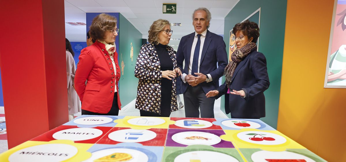 Enrique Ruiz Escudero y Elena Andradas visitan el Aula de Salud Pública de Madrid (Foto. Comunidad de Madrid)