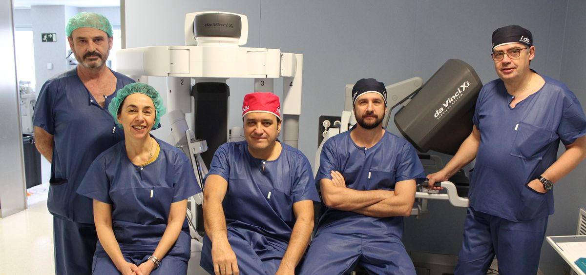 Los Dres. Muguruza, Noguero, D. Alías, Sánchez Encinas y Gutiérrez, con en el robot quirúrgico Da Vinci (Foto, HURJC)