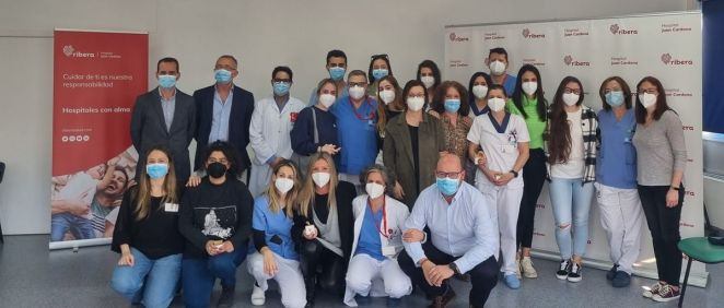 Profesionales con el nuevo contrato indefinido y miembros de la Dirección del Hospital Juan Cardona (Foto. Ribera Salud)