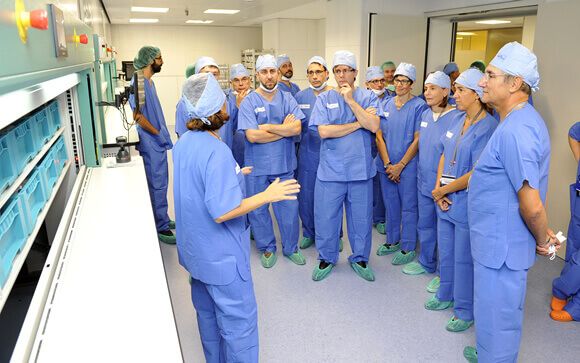 El consejero de Salud, Antoni Comín, y el presidente de la Generalitat, Carles Puigdemont (ambos en el centro), durante la visita a un área quirúrgica.