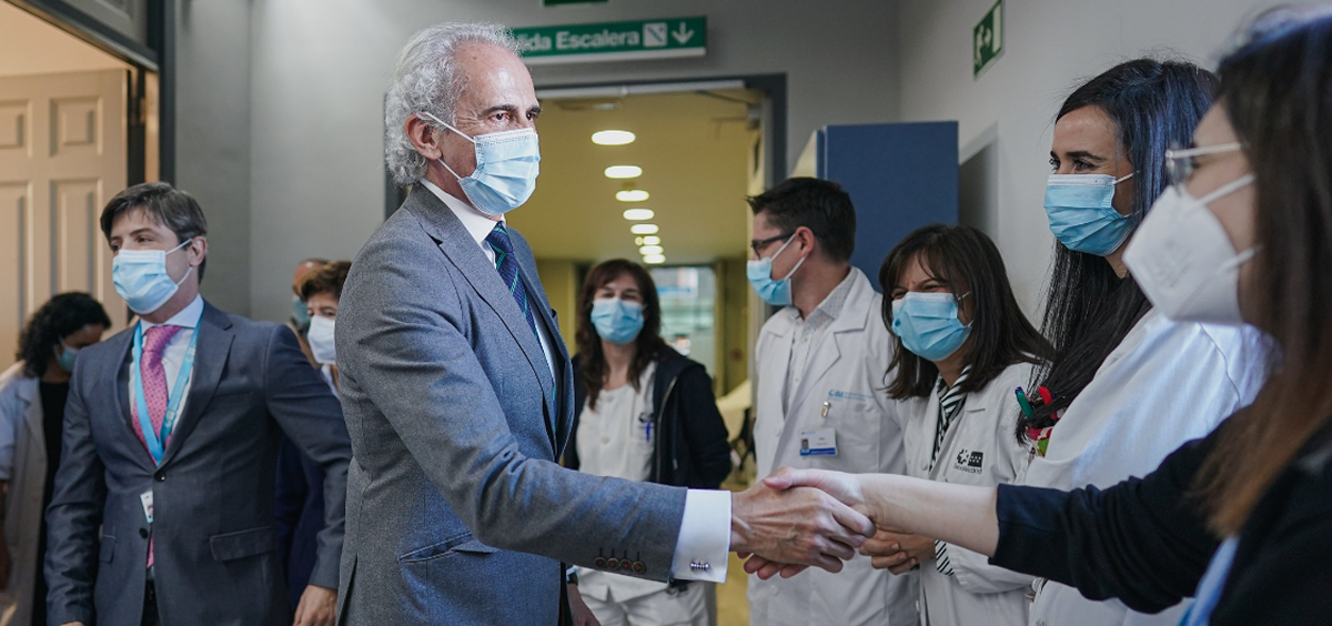 El Consejero de Sanidad de la Comunidad de Madrid con profesionales sanitarios (Foto: CAM)