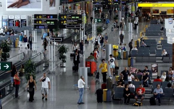 La sanidad en los aeropuertos, bajo mínimos: un médico para millones de pasajeros