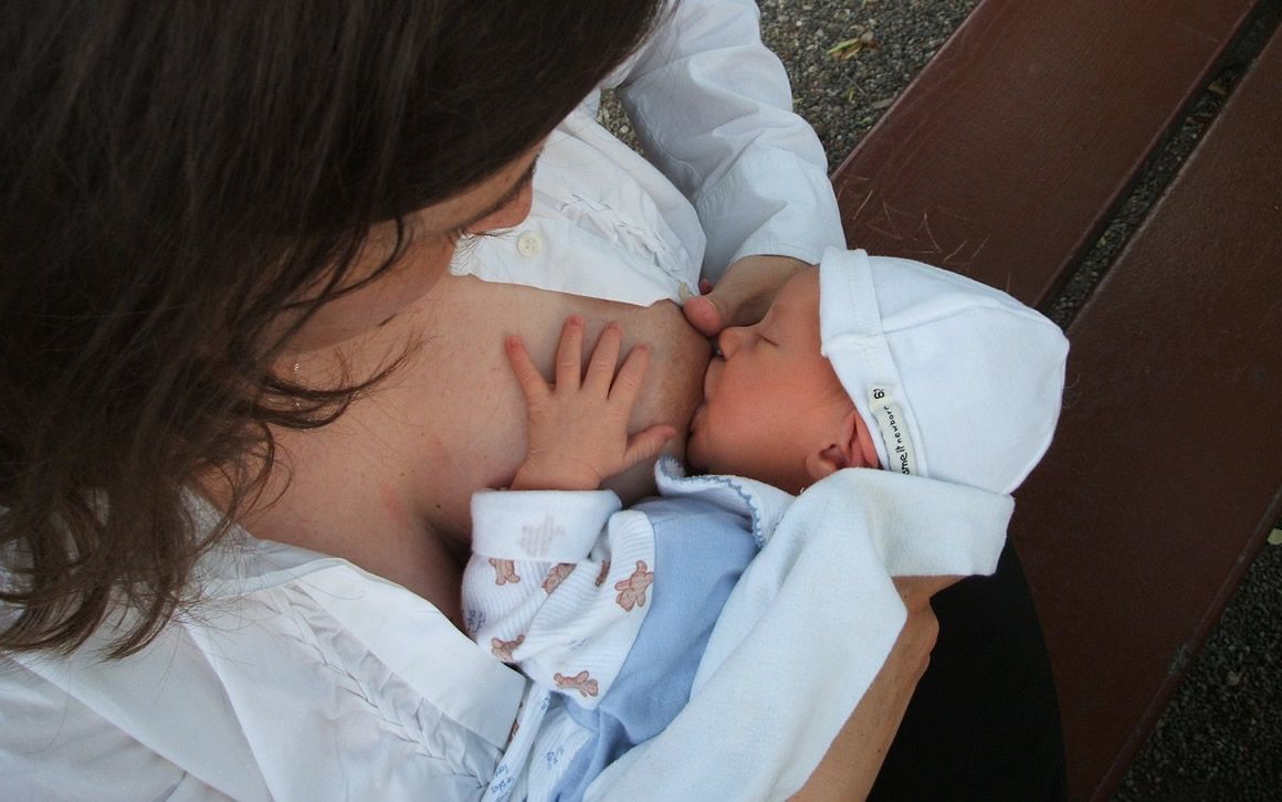 Dar el pecho al bebé reduce el riesgo de esclerosis múltiple
