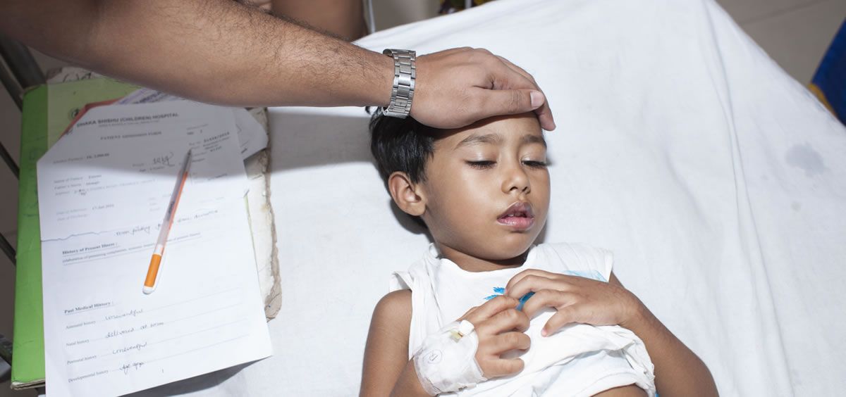 Un niño con fiebre tifoidea en un hospital de Bangladesh (Foto. Sabin Vaccine Institute/Das/CDC)