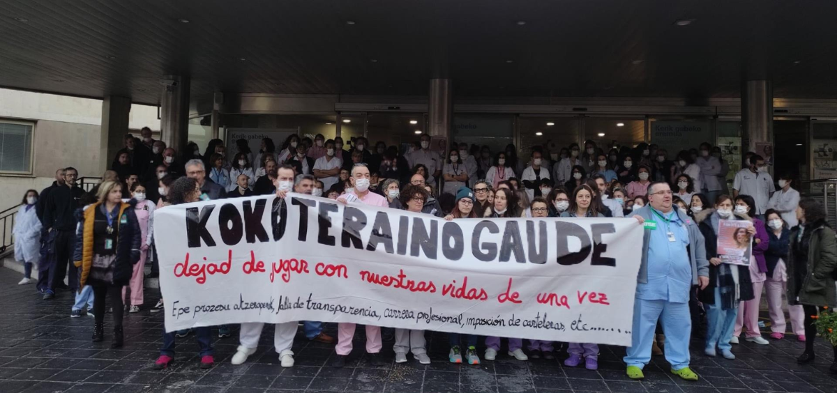Concentración ante el hospital de Txagorritxu en Vitoria Gasteiz contra Osakidetza . (Foto: EP)